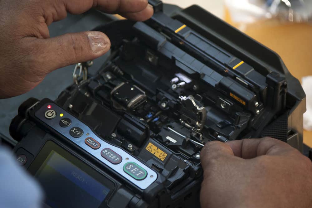 A mechanical splice tool for fiber optic cables