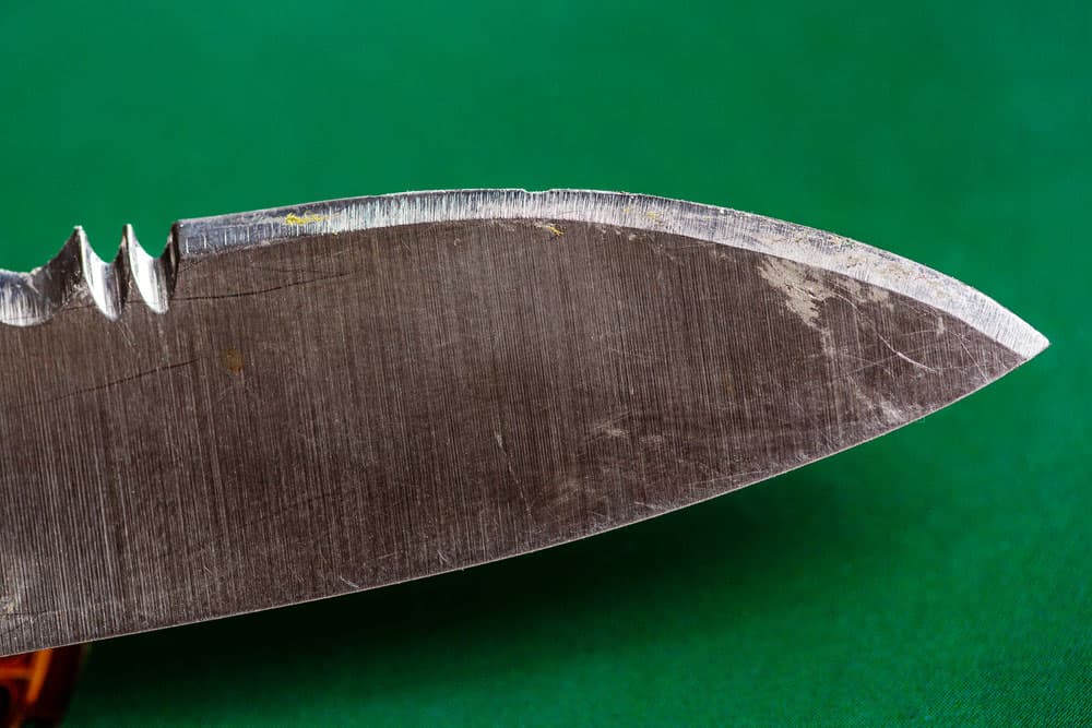 A dull blade with cutting edges