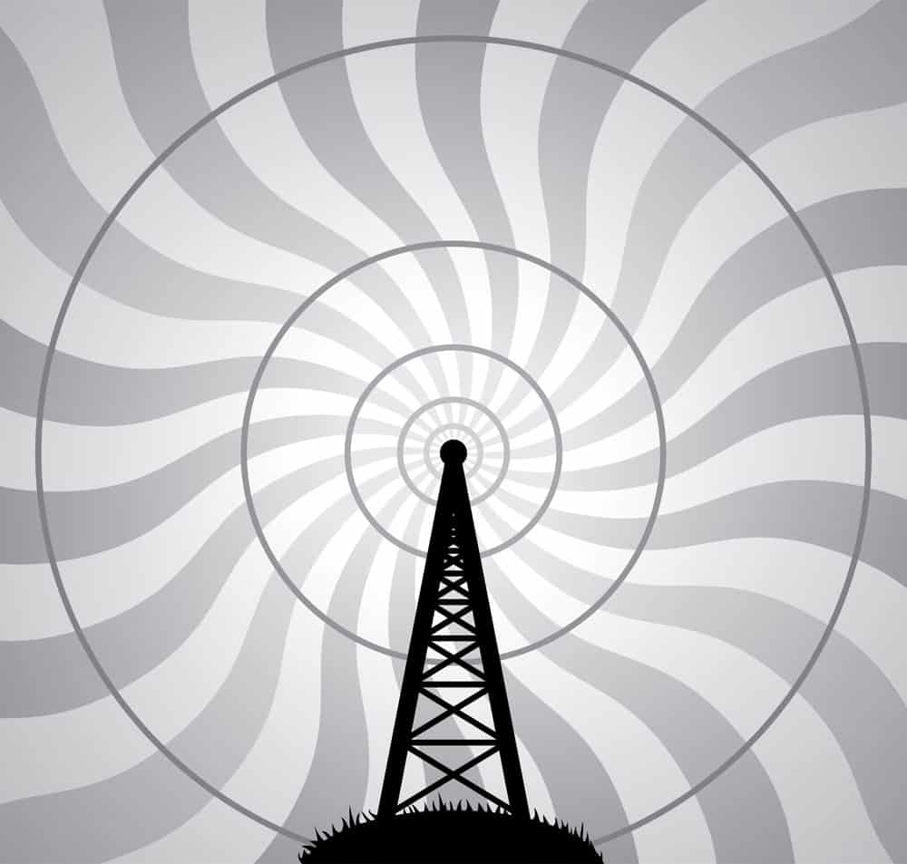 900 MHz Range--Vector illustration of radio tower and airwaves