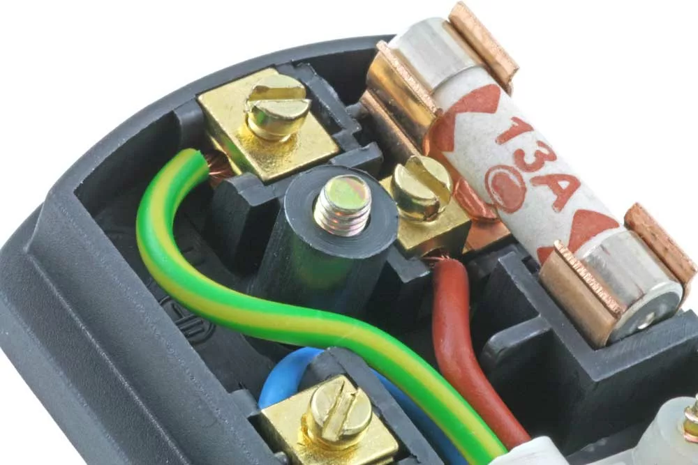 Wire connection in a plug