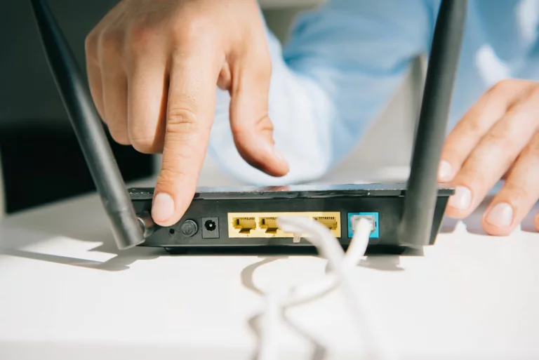 Connecting the router to the laptop with an ethernet cable